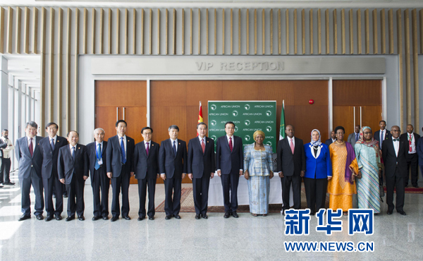 5月5日，中國(guó)國(guó)務(wù)院總理李克強(qiáng)在亞的斯亞貝巴非洲聯(lián)盟總部會(huì)見(jiàn)非盟委員會(huì)主席祖馬。這是會(huì)見(jiàn)后，李克強(qiáng)同祖馬參加集體合影。新華社記者王曄攝