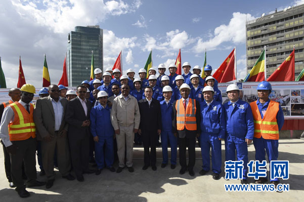這是李克強同海爾馬里亞姆與施工人員合影留念。新華社記者 李學仁 攝