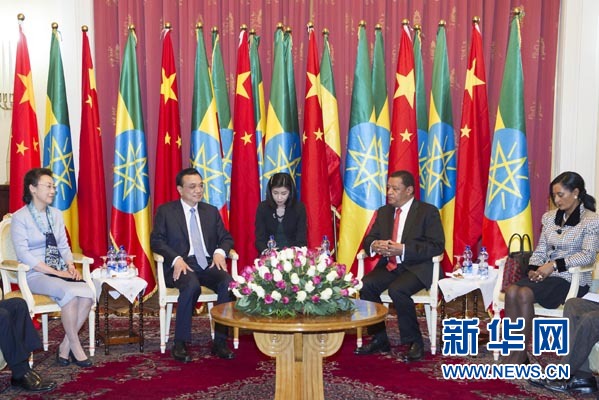 李克強總理夫人程虹、穆拉圖總統(tǒng)夫人梅阿扎參加會見。新華社記者王曄攝