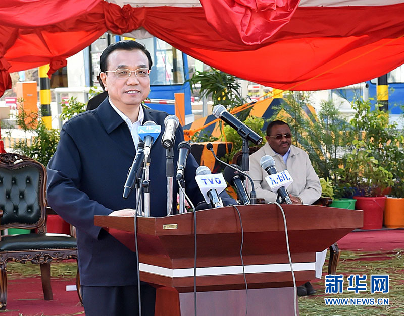 5月5日，國務(wù)院總理李克強與埃塞俄比亞總理海爾馬里亞姆共同出席亞的斯亞貝巴-阿達瑪高速公路一期竣工揭牌典禮，并為二期工程開工奠基剪彩。這是李克強在典禮上致辭。新華社記者 李濤 攝 