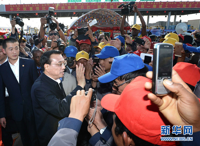 5月5日，中國國務(wù)院總理李克強與埃塞俄比亞總理海爾馬里亞姆共同出席亞的斯亞貝巴-阿達瑪高速公路一期竣工揭牌典禮，并為二期工程開工奠基剪彩。這是典禮結(jié)束后，李克強同工程施工人員親切交談。新華社記者 李濤 攝 
