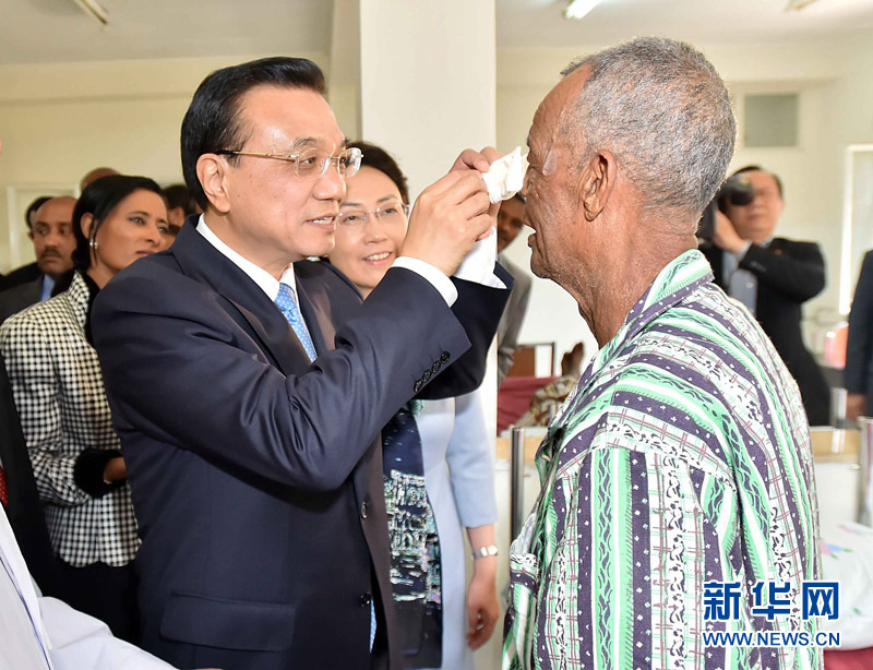 5月6日，國務(wù)院總理李克強(qiáng)與埃塞俄比亞總統(tǒng)穆拉圖一同來到亞的斯亞貝巴阿勒塔醫(yī)院，看望受益于中國免費(fèi)白內(nèi)障手術(shù)“光明行”活動(dòng)的埃塞俄比亞患者。這是李克強(qiáng)親手為接受中國醫(yī)生手術(shù)的埃塞俄比亞白內(nèi)障患者拆開紗布。 新華社記者 李濤 攝 