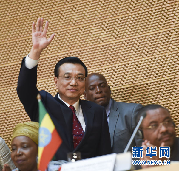 5月5日，中國(guó)國(guó)務(wù)院總理李克強(qiáng)在位于亞的斯亞貝巴的非洲聯(lián)盟總部發(fā)表題為《開(kāi)創(chuàng)中非合作更加美好的未來(lái)》的演講。這是李克強(qiáng)步入會(huì)場(chǎng)時(shí)向聽(tīng)眾揮手致意。新華社記者 李學(xué)仁 攝 