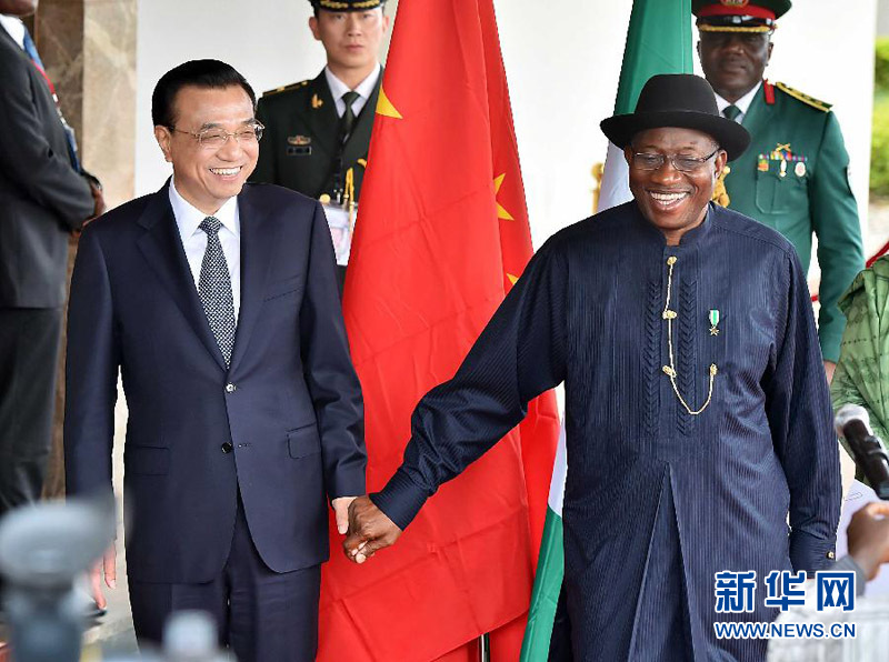 5月7日，中國(guó)國(guó)務(wù)院總理李克強(qiáng)在阿布賈與尼日利亞總統(tǒng)喬納森會(huì)談后共同會(huì)見(jiàn)記者，并回答記者提問(wèn)。 新華社記者李濤攝 