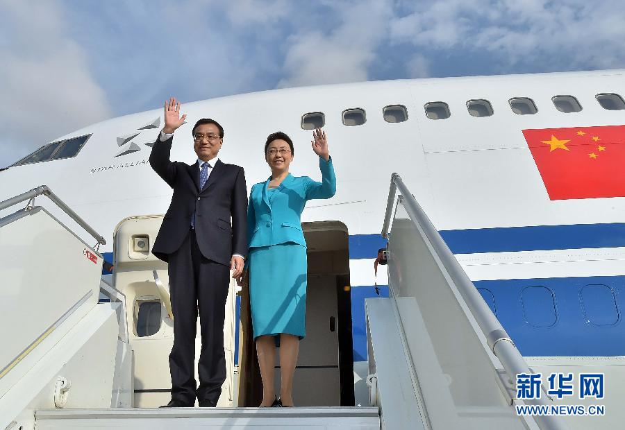 5月8日，應(yīng)安哥拉總統(tǒng)多斯桑托斯邀請，中國國務(wù)院總理李克強乘專機抵達羅安達二月四日國際機場，開始對安哥拉進行正式訪問。李克強總理夫人程虹同機抵達。新華社記者 李濤 攝 