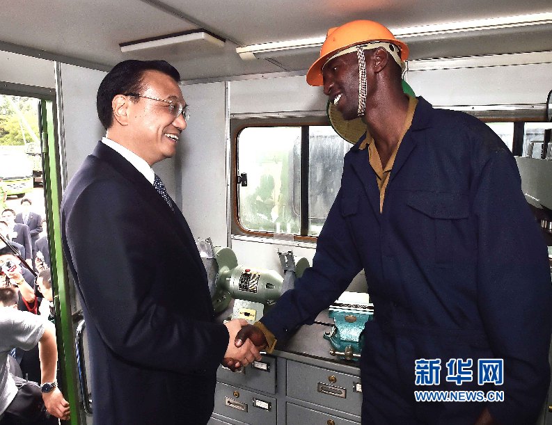 5月11日，中國國務(wù)院總理李克強(qiáng)參觀肯尼亞國家青年服務(wù)隊。這是李克強(qiáng)與服務(wù)隊隊員親切交談。 新華社記者 李濤 攝