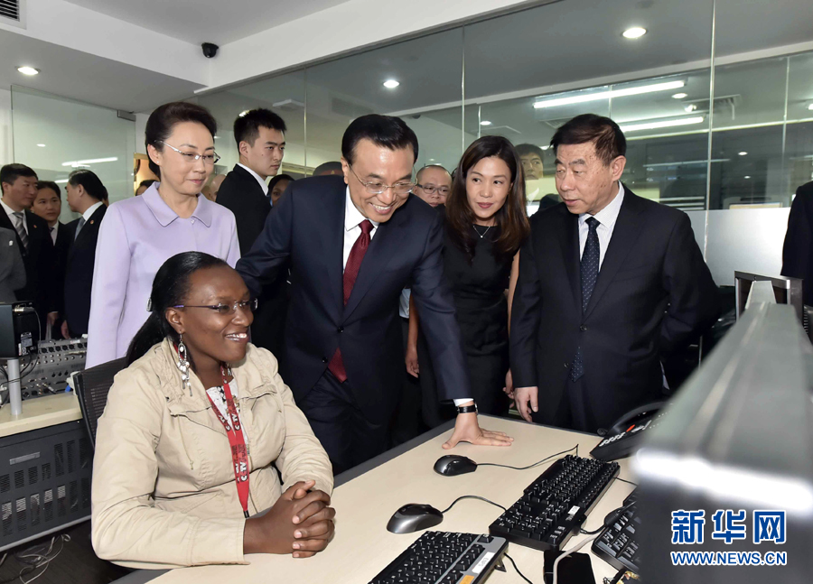 5月11日，中國國務院總理李克強在肯尼亞首都內羅畢看望并慰問中央電視臺非洲分臺員工。 新華社記者 李濤 攝 