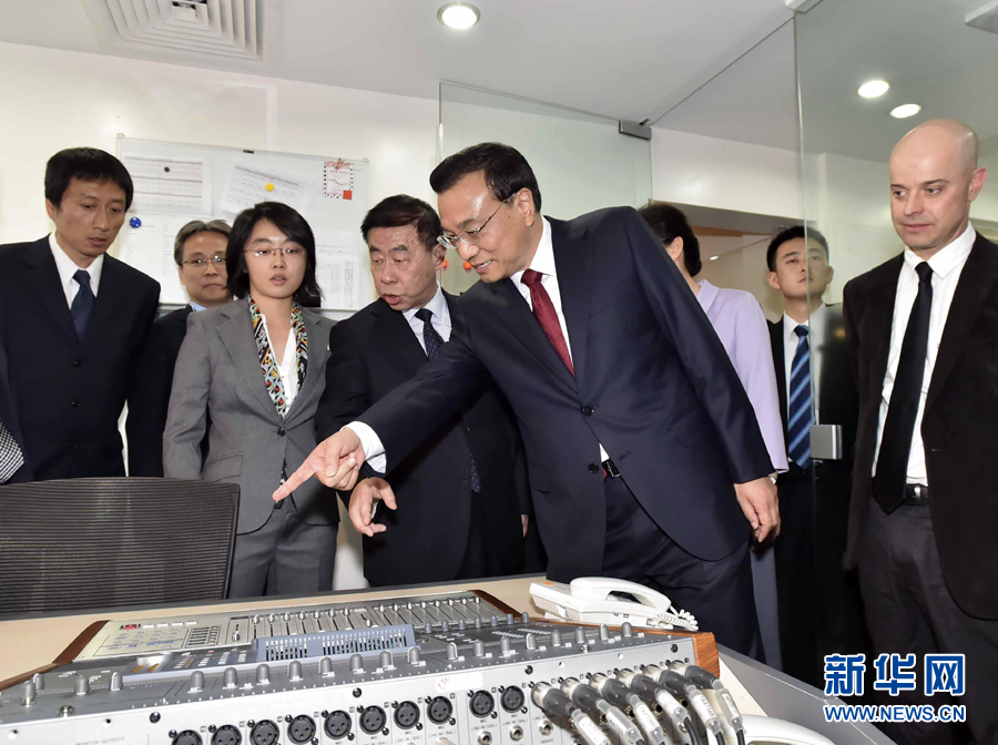 5月11日，中國國務院總理李克強在肯尼亞首都內羅畢看望并慰問中央電視臺非洲分臺員工。 新華社記者 李濤 攝 