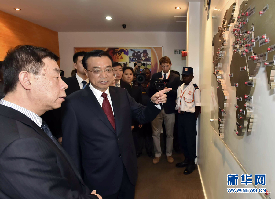 5月11日，中國國務院總理李克強在肯尼亞首都內羅畢看望并慰問中央電視臺非洲分臺員工。 新華社記者 李濤 攝 