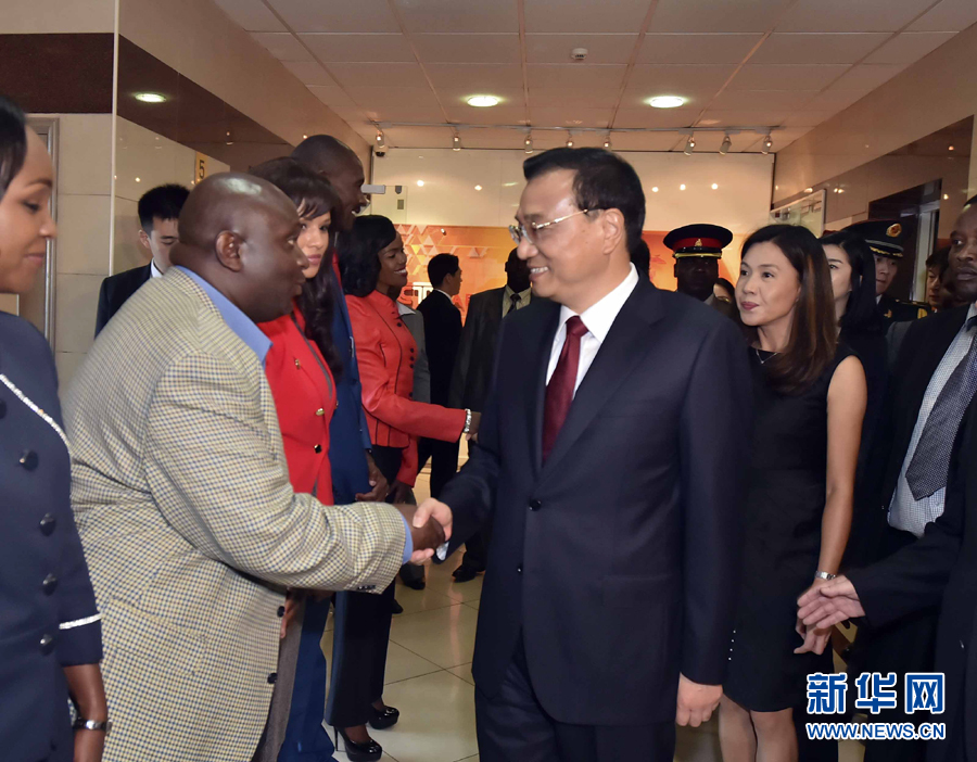 5月11日，中國國務院總理李克強在肯尼亞首都內羅畢看望并慰問中央電視臺非洲分臺員工。 新華社記者 李濤 攝 