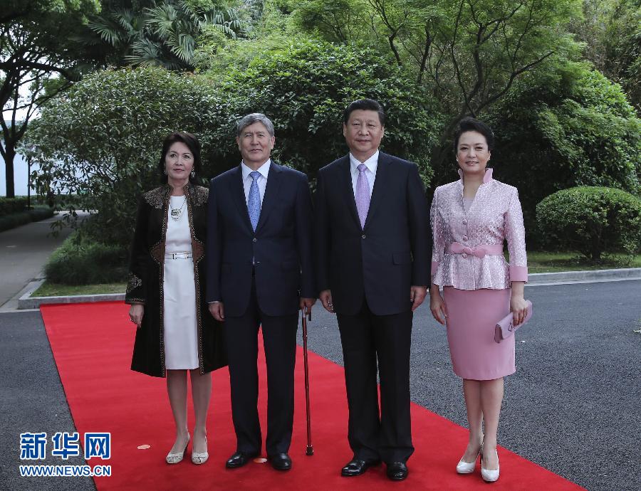 會(huì)談前，習(xí)近平在上海西郊會(huì)議中心廣場(chǎng)為阿坦巴耶夫舉行歡迎儀式。新華社記者 蘭紅光 攝 