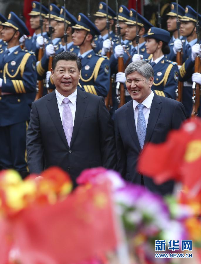 會(huì)談前，習(xí)近平在上海西郊會(huì)議中心廣場(chǎng)為阿坦巴耶夫舉行歡迎儀式。新華社記者 蘭紅光 攝 