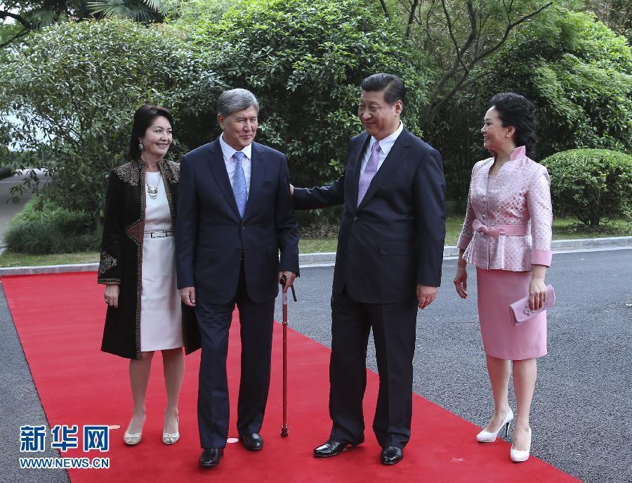 會(huì)談前，習(xí)近平在上海西郊會(huì)議中心廣場(chǎng)為阿坦巴耶夫舉行歡迎儀式。新華社記者 蘭紅光 攝 