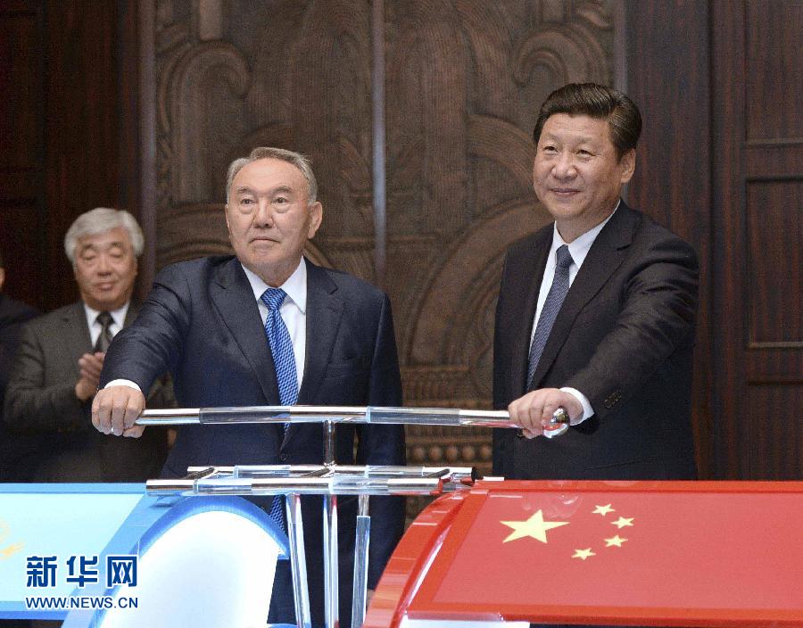 5月19日，國(guó)家主席習(xí)近平在上海同哈薩克斯坦總統(tǒng)納扎爾巴耶夫舉行會(huì)談。這是會(huì)談后，兩國(guó)元首共同出席中哈連云港物流場(chǎng)站項(xiàng)目遠(yuǎn)程投產(chǎn)儀式。新華社記者 馬占成 攝 