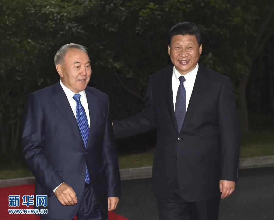  5月19日，中國(guó)國(guó)家主席習(xí)近平在上海同哈薩克斯坦總統(tǒng)納扎爾巴耶夫舉行會(huì)談。這是會(huì)談前，習(xí)近平在上海西郊會(huì)議中心廣場(chǎng)為納扎爾巴耶夫舉行歡迎儀式。新華社記者 馬占成 攝 
