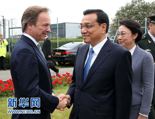 6月16日，應(yīng)英國首相卡梅倫邀請，國務(wù)院總理李克強乘專機抵達倫敦希思羅機場，開始對英國進行正式訪問。李克強總理夫人程虹同機抵達。這是英國政府高級官員到機場迎接李克強總理和夫人。新華社記者 龐興雷 攝