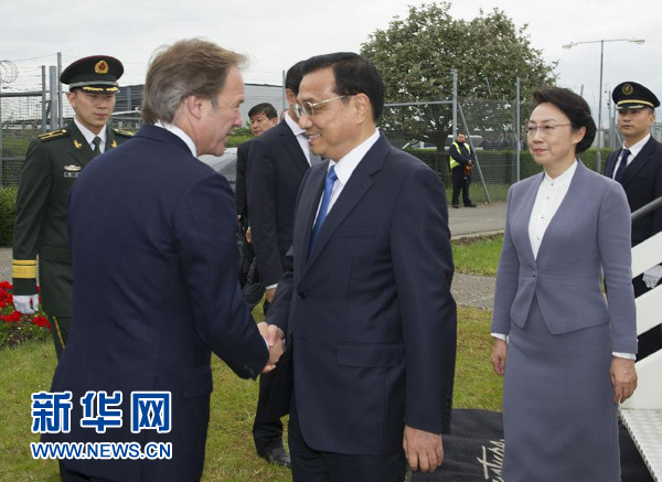6月16日，應(yīng)英國首相卡梅倫邀請，國務(wù)院總理李克強乘專機抵達倫敦希思羅機場，開始對英國進行正式訪問。李克強總理夫人程虹同機抵達。這是英國政府高級官員到機場迎接李克強總理和夫人。新華社記者 黃敬文 攝