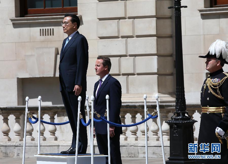 6月17日，中國國務院總理李克強在倫敦唐寧街10號首相府同英國首相卡梅倫舉行中英總理年度會晤。這是會晤前，卡梅倫為李克強舉行隆重的歡迎儀式。新華社記者 龐興雷 攝 
