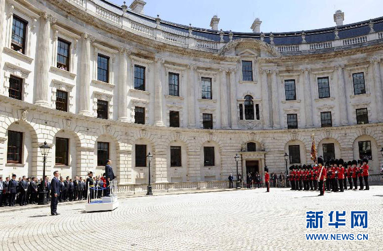 6月17日，中國國務院總理李克強在倫敦唐寧街10號首相府同英國首相卡梅倫舉行中英總理年度會晤。這是會晤前，卡梅倫為李克強舉行隆重的歡迎儀式。新華社記者 張鐸 攝 
