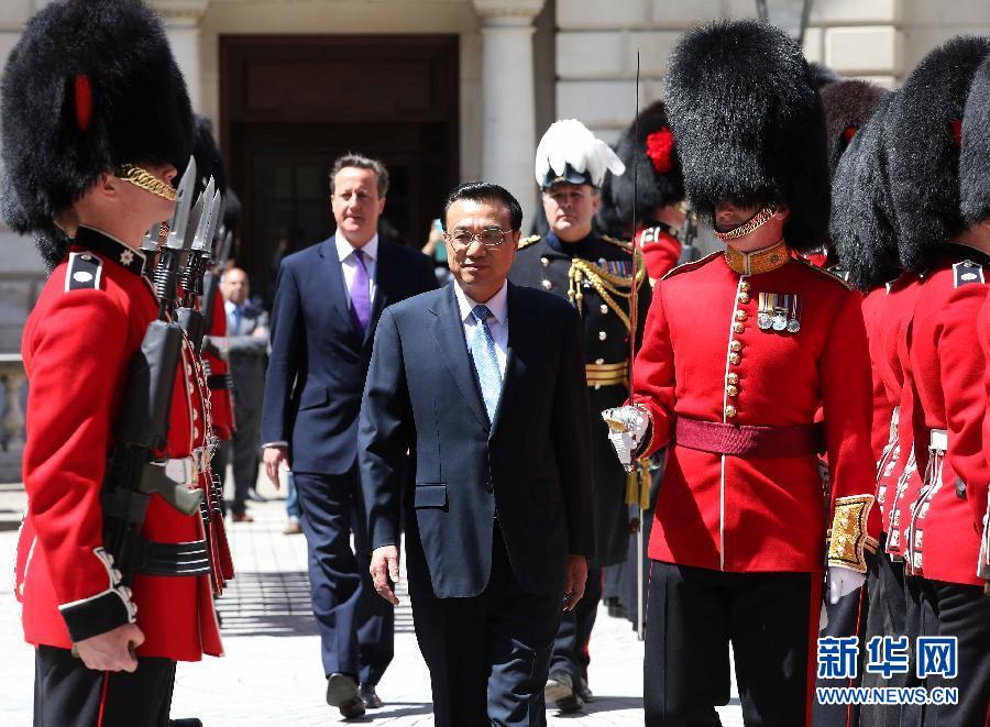 6月17日，中國國務院總理李克強在倫敦唐寧街10號首相府同英國首相卡梅倫舉行中英總理年度會晤。這是會晤前，卡梅倫為李克強舉行隆重的歡迎儀式。新華社記者 龐興雷 攝  