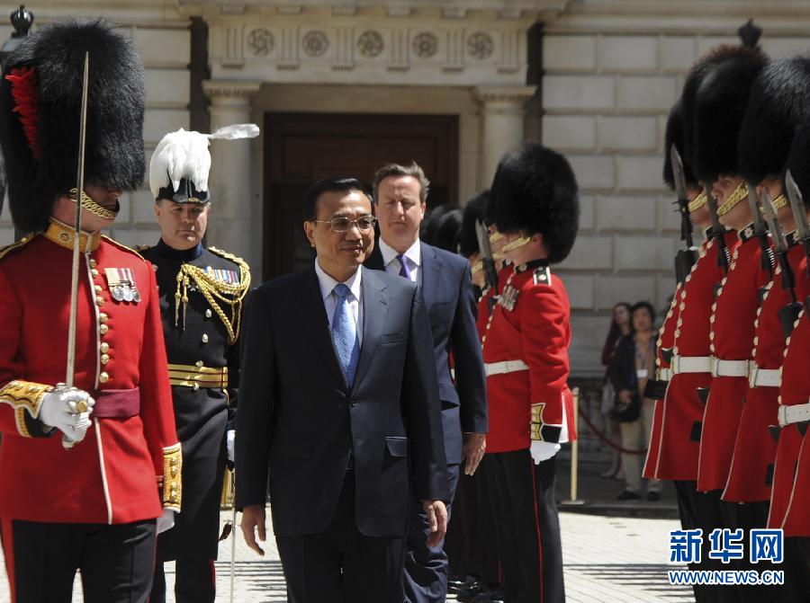 6月17日，中國國務院總理李克強在倫敦唐寧街10號首相府同英國首相卡梅倫舉行中英總理年度會晤。這是會晤前，卡梅倫為李克強舉行隆重的歡迎儀式。新華社記者 張鐸 攝  