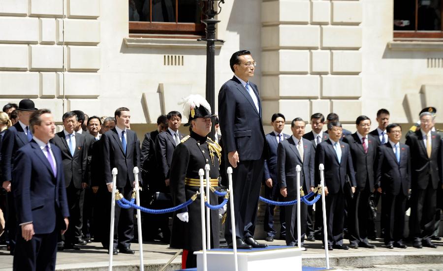 6月17日，中國國務院總理李克強在倫敦唐寧街10號首相府同英國首相卡梅倫舉行中英總理年度會晤。這是會晤前，卡梅倫為李克強舉行隆重的歡迎儀式。新華社記者 張鐸 攝 