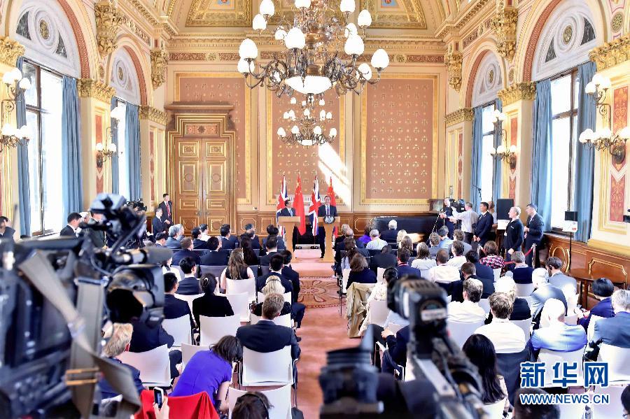 6月17日，中國國務(wù)院總理李克強(qiáng)同英國首相卡梅倫在倫敦舉行中英總理年度會晤后共同會見記者。新華社記者 李濤 攝