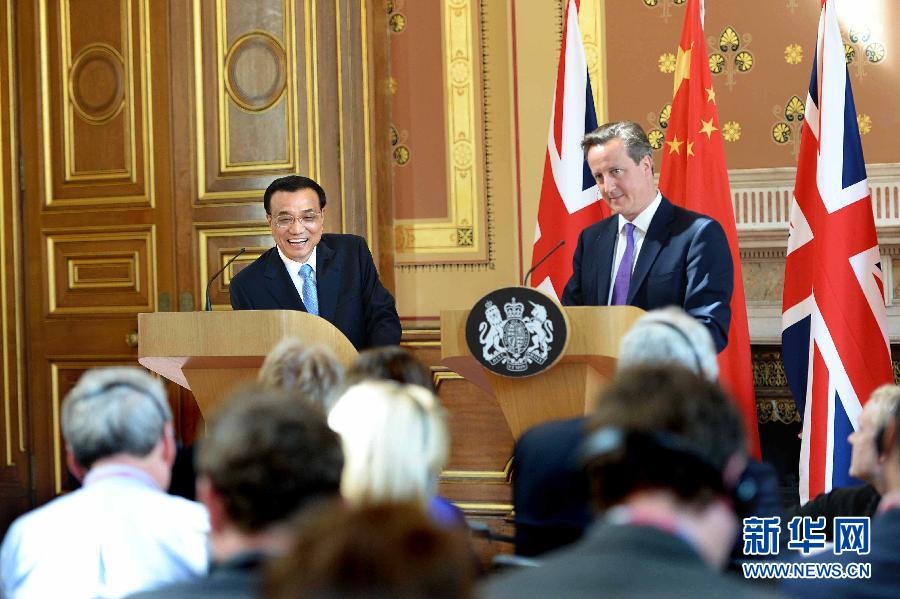 6月17日，中國國務(wù)院總理李克強(qiáng)同英國首相卡梅倫在倫敦舉行中英總理年度會晤后共同會見記者。新華社記者 李濤 攝