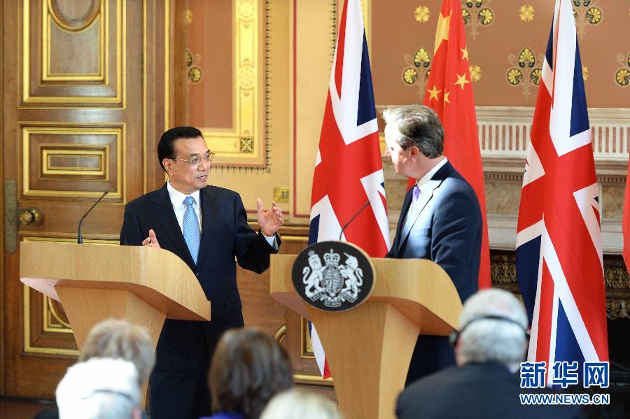 6月17日，中國國務(wù)院總理李克強(qiáng)同英國首相卡梅倫在倫敦舉行中英總理年度會晤后共同會見記者。新華社記者 李濤 攝