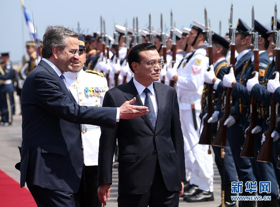 6月19日，國(guó)務(wù)院總理李克強(qiáng)乘專機(jī)抵達(dá)雅典國(guó)際機(jī)場(chǎng)，開始對(duì)希臘進(jìn)行正式訪問(wèn)。希臘總理薩馬拉斯在機(jī)場(chǎng)為李克強(qiáng)舉行隆重的歡迎儀式。這是李克強(qiáng)在薩馬拉斯的陪同下檢閱儀仗隊(duì)。新華社記者 龐興雷 攝  