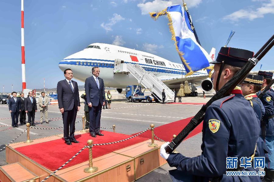 6月19日，國(guó)務(wù)院總理李克強(qiáng)乘專機(jī)抵達(dá)雅典國(guó)際機(jī)場(chǎng)，開始對(duì)希臘進(jìn)行正式訪問(wèn)。希臘總理薩馬拉斯在機(jī)場(chǎng)為李克強(qiáng)舉行隆重的歡迎儀式。新華社記者 李濤 攝
