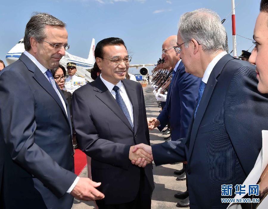 6月19日，國(guó)務(wù)院總理李克強(qiáng)乘專機(jī)抵達(dá)雅典國(guó)際機(jī)場(chǎng)，開始對(duì)希臘進(jìn)行正式訪問(wèn)。希臘總理薩馬拉斯在機(jī)場(chǎng)為李克強(qiáng)舉行隆重的歡迎儀式。新華社記者 李濤 攝
