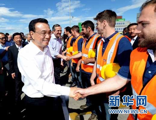 6月20日，國務院總理李克強與希臘總理薩馬拉斯共同考察中國遠洋運輸集團比雷埃夫斯集裝箱碼頭。這是李克強和薩馬拉斯來到3號碼頭，同碼頭工人親切交流。新華社記者 李濤 攝 