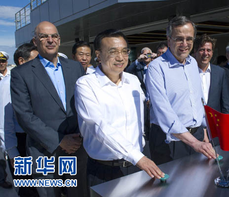 這是李克強與薩馬拉斯共同發(fā)出指令，一列滿載中國貨物的列車緩緩駛出比雷埃夫斯港，開往中東歐目的地。新華社記者 王曄 攝