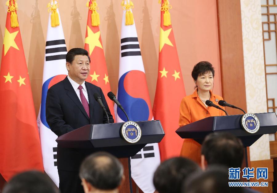 7月3日，國家主席習(xí)近平在首爾同韓國總統(tǒng)樸槿惠舉行會(huì)談。會(huì)談后，兩國元首共同會(huì)見記者。 新華社記者姚大偉攝