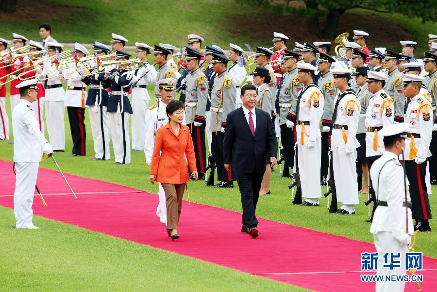 7月3日，國家主席習(xí)近平在首爾同韓國總統(tǒng)樸槿惠舉行會(huì)談。會(huì)談前，樸槿惠在青瓦臺(tái)總統(tǒng)府為習(xí)近平舉行隆重歡迎儀式。 新華社記者姚大偉攝