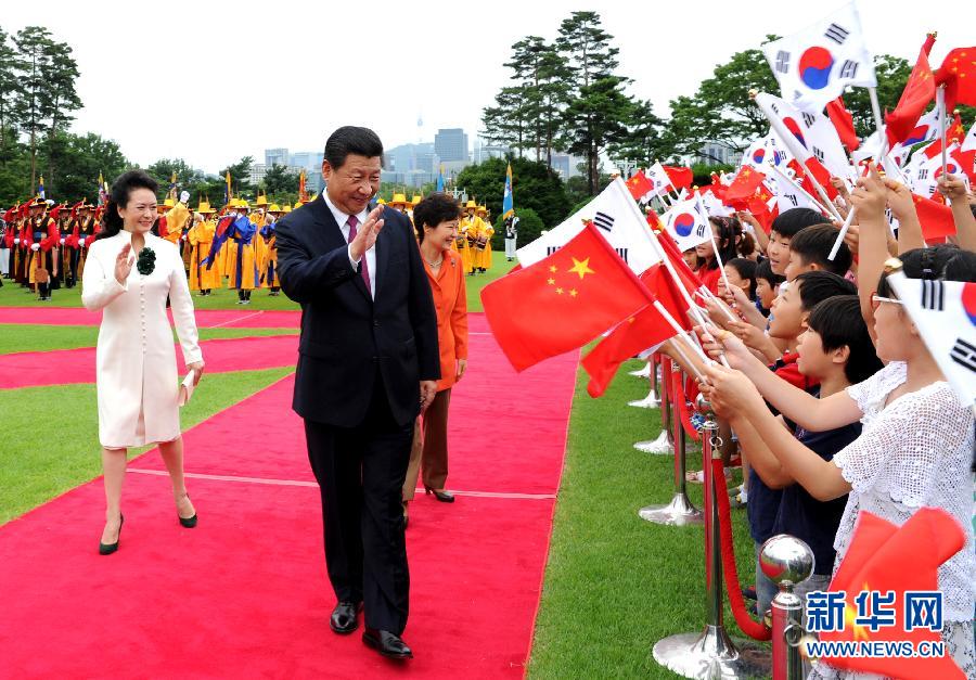 7月3日，國家主席習(xí)近平在首爾同韓國總統(tǒng)樸槿惠舉行會(huì)談。會(huì)談前，樸槿惠在青瓦臺(tái)總統(tǒng)府為習(xí)近平舉行隆重歡迎儀式。 新華社記者饒愛民攝 