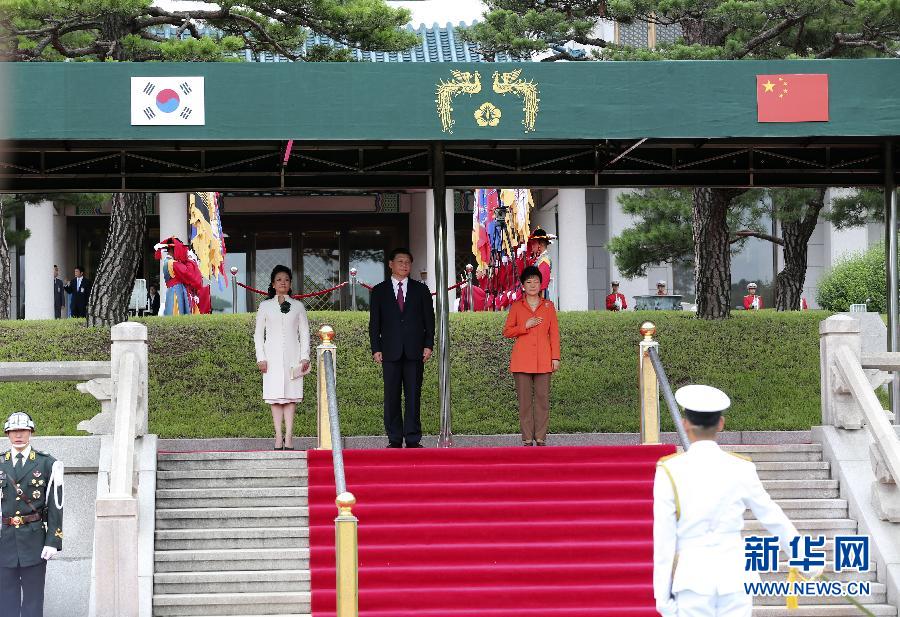 7月3日，國家主席習(xí)近平在首爾同韓國總統(tǒng)樸槿惠舉行會(huì)談。會(huì)談前，樸槿惠在青瓦臺(tái)總統(tǒng)府為習(xí)近平舉行隆重歡迎儀式。 新華社記者丁林?jǐn)z 