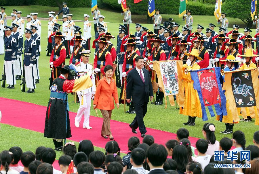 7月3日，國家主席習(xí)近平在首爾同韓國總統(tǒng)樸槿惠舉行會(huì)談。會(huì)談前，樸槿惠在青瓦臺(tái)總統(tǒng)府為習(xí)近平舉行隆重歡迎儀式。 新華社記者姚大偉攝 