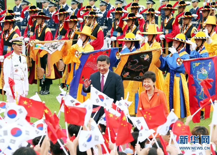 7月3日，國家主席習(xí)近平在首爾同韓國總統(tǒng)樸槿惠舉行會(huì)談。會(huì)談前，樸槿惠在青瓦臺(tái)總統(tǒng)府為習(xí)近平舉行隆重歡迎儀式。 新華社記者姚大偉攝 