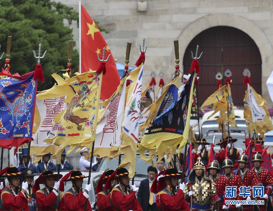 7月3日，韓國總統(tǒng)樸槿惠在青瓦臺(tái)總統(tǒng)府舉行隆重儀式，歡迎中國國家主席習(xí)近平對韓國進(jìn)行國事訪問。這是習(xí)近平的車隊(duì)在身著民族服裝的韓國禮儀隊(duì)伍引導(dǎo)下駛?cè)肭嗤吲_(tái)。新華社記者丁林?jǐn)z  