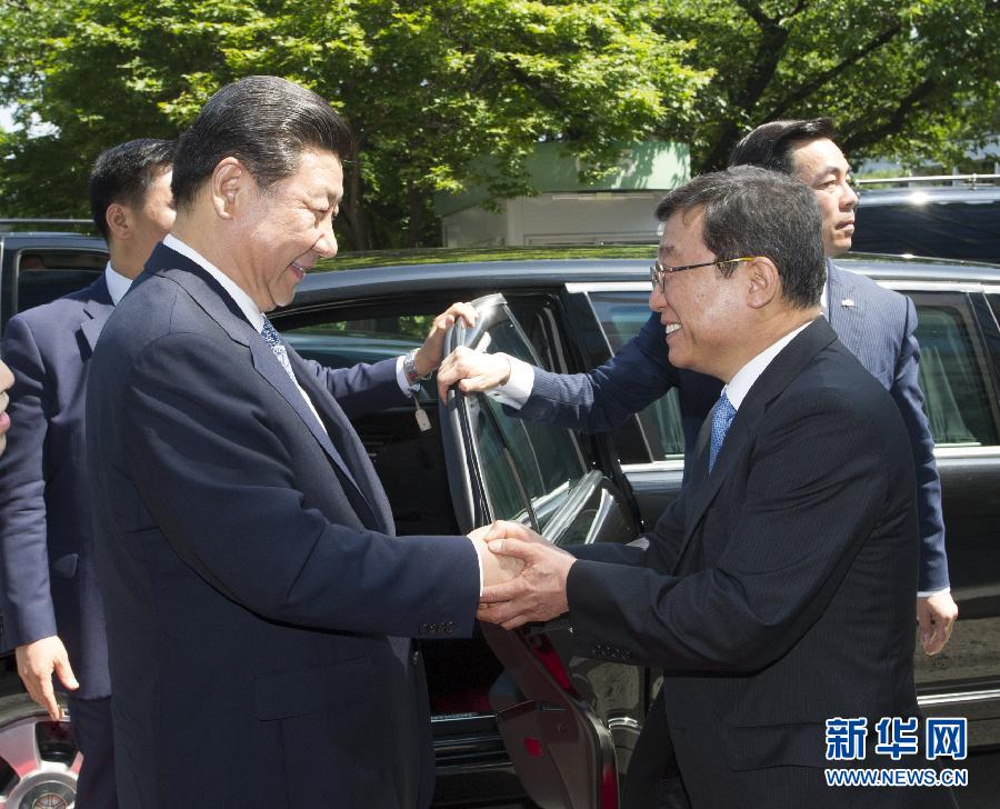 7月4日，國(guó)家主席習(xí)近平在韓國(guó)國(guó)立首爾大學(xué)發(fā)表題為《共創(chuàng)中韓合作未來(lái)　同襄亞洲振興繁榮》的重要演講。這是首爾大學(xué)校長(zhǎng)吳然天迎接習(xí)近平主席。新華社記者 謝環(huán)馳 攝 