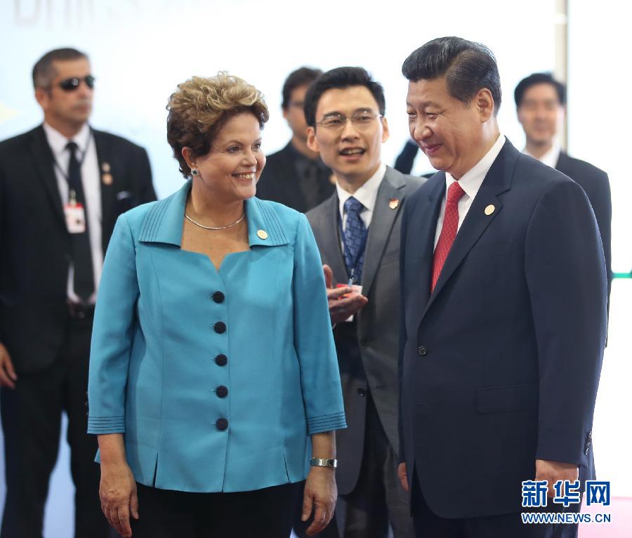 7月15日，國(guó)家主席習(xí)近平在巴西福塔萊薩出席金磚國(guó)家領(lǐng)導(dǎo)人第六次會(huì)晤。這是巴西總統(tǒng)羅塞夫迎接習(xí)近平主席。 新華社記者 蘭紅光 攝 