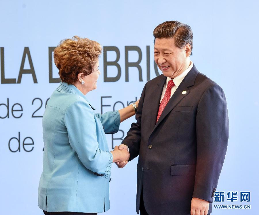 7月15日，國(guó)家主席習(xí)近平在巴西福塔萊薩出席金磚國(guó)家領(lǐng)導(dǎo)人第六次會(huì)晤。這是巴西總統(tǒng)羅塞夫迎接習(xí)近平主席。 新華社記者 李學(xué)仁 攝  