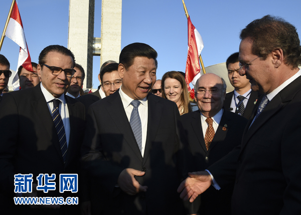 7月16日，國家主席習近平在巴西利亞會見巴西參議長卡列羅斯（前右）和眾議長阿爾維斯（前左）。 新華社記者 李學仁 攝 