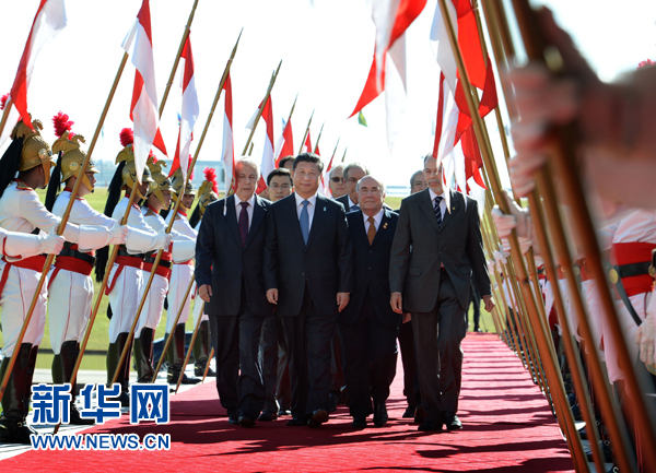 7月16日，國家主席習近平在巴西利亞會見巴西參議長卡列羅斯和眾議長阿爾維斯。這是習近平步入國會大廈。 新華社記者 劉建生 攝 
