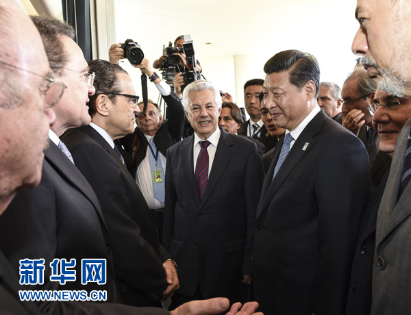 7月16日，國家主席習近平在巴西利亞會見巴西參議長卡列羅斯和眾議長阿爾維斯。這是兩院議長迎接習近平主席，并介紹議員代表。 新華社記者李學仁 攝 