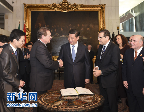 7月16日，國家主席習近平在巴西利亞會見巴西參議長卡列羅斯（前排左二）和眾議長阿爾維斯（前排右二）。 新華社記者 李學仁 攝 