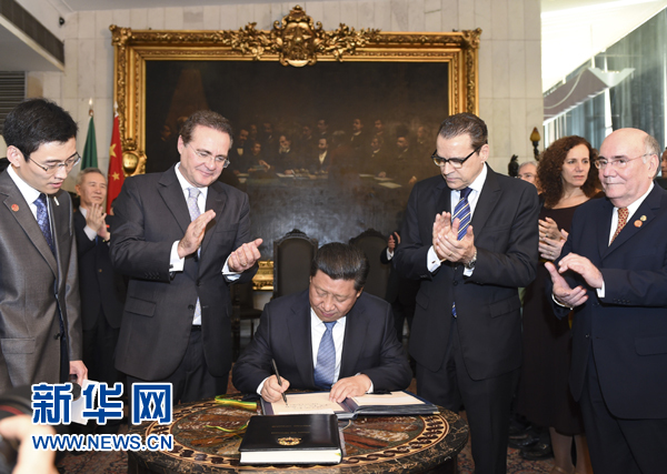 7月16日，國家主席習近平在巴西利亞會見巴西參議長卡列羅斯（前排左二）和眾議長阿爾維斯（前排右二）。這是習近平應邀為參眾兩院題詞。新華社記者 李學仁 攝 