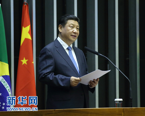 7月16日，國家主席習近平在巴西國會發(fā)表《弘揚傳統(tǒng)友好共譜合作新篇》的演講。 新華社記者 蘭紅光 攝 